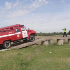 Лесные пожары в Туркестанской области мониторят из космоса пожарная машина