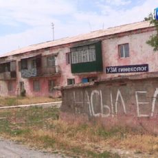 В ЮКО жители нескольких многоэтажек в Састобе против переселения в новострой Састобе