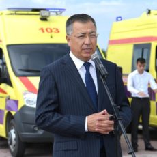 В ЮКО медики получили ключи от 27 автомашин день мед работника