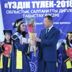Жансеит Туймебаев призвал всех выпускников вуза работать в Туркестане Церемония вручения дипломов выпускникам высших учебных заведений