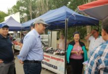 Глава Шымкента проверил, умеют ли торговцы держать слово Нурлан Сауранбаев на ярмарке