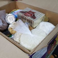 Областной профсоюз раздает малообеспеченным семьям продуктовые наборы Областной профсоюз раздает малообеспеченным семьям продуктовые наборы