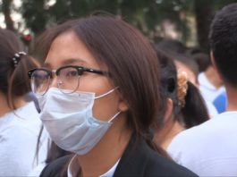 Трендом ЕНТ-2018 стали защитные медицинские маски на выпускниках
