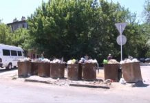 Мусором с рынка завалена улица Молдагуловой в Шымкенте