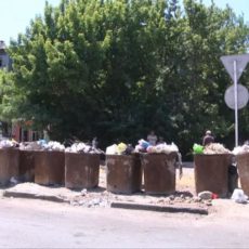 Мусором с рынка завалена улица Молдагуловой в Шымкенте