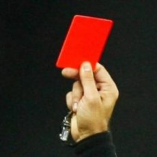 «Ордабасы» наказали за выход шоумена на поле и комментирование пенальти Красная карточка в футболе