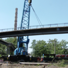 Демонтаж опасного моста в районе свинцового завода в Шымкенте почти завершен