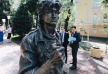 «Пожелай мне удачи»: Виктор Цой в образе Моро вернулся на улицы Алматы Цой