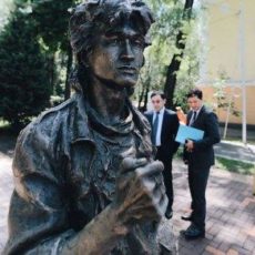 «Пожелай мне удачи»: Виктор Цой в образе Моро вернулся на улицы Алматы Цой