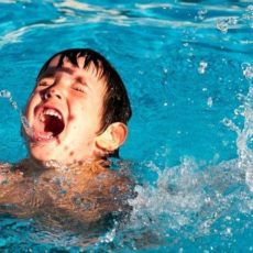 Для безопасности отдыха жителей области возле водоемов и рек установлены временные спасательные пункты дети на воде