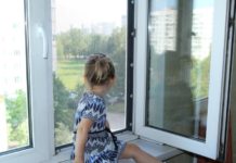 Страшная статистика: С начала года в РК 85 детей выпали из окон многоэтажных домов москитная сетка