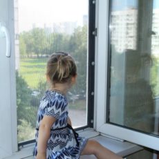 Страшная статистика: С начала года в РК 85 детей выпали из окон многоэтажных домов москитная сетка