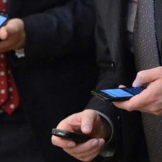 Госслужащим вскоре могут разрешить пользоваться смартфонами смартфоны