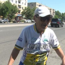 Пенсионер из Шымкента объедет на велосипеде Ташкент, Бухару и Самарканд 78-летний велосипедист из Шымкента выехал в Узбекистан