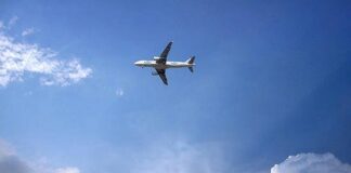 У прилетевшего из Дубая казахстанца выявлен коронавирус Самолет в небе