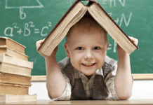 Шпаргалка для родителей: что должен знать и уметь первоклассник Ребенок с книгой