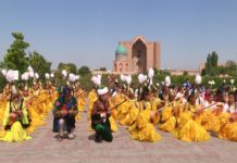 100 домбристов из Кентау поддержали флешмоб