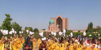 100 домбристов из Кентау поддержали флешмоб