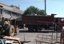 Половина торговцев с улицы Толе би в Шымкенте занимают рабочие места на рынке В Шымкенте по улице Толе би идет снос торговых киосков