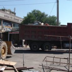 Половина торговцев с улицы Толе би в Шымкенте занимают рабочие места на рынке В Шымкенте по улице Толе би идет снос торговых киосков