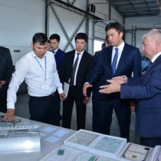 Аким Шымкента посетил предприятие, которое производит светильники