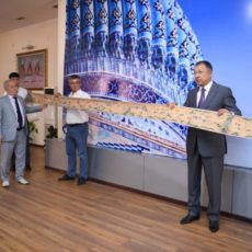 Копию карты Великого Шелкого пути XV века подарили акиму Туркестанской области