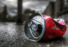 Юрист из Туркестанской области убедил полицейского поднять брошенный мусор газировка