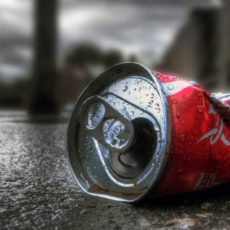 Юрист из Туркестанской области убедил полицейского поднять брошенный мусор газировка