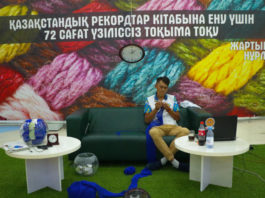 Житель Алматинской области установил рекорд по непрерывному вязанию
