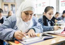 Отцов учениц в хиджабах арестовали в Актобе за скандал в школе хиджабы в школе