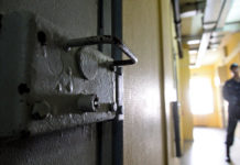 Жизнь за решеткой показали шымкентским чиновникам тюрьма