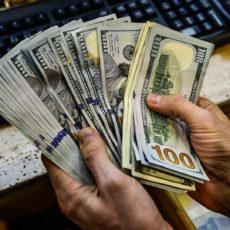 Доллары в одном из обменников Костаная оказались сувенирными