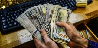 Доллары в одном из обменников Костаная оказались сувенирными