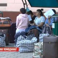 Студентки выстроились в километровую очередь перед вузом в Алматы Студентки выстроились в километровую очередь перед вузом в Алматы