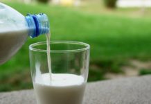 Ограничены поставки в Казахстан молочных и мясных изделий из России молоко