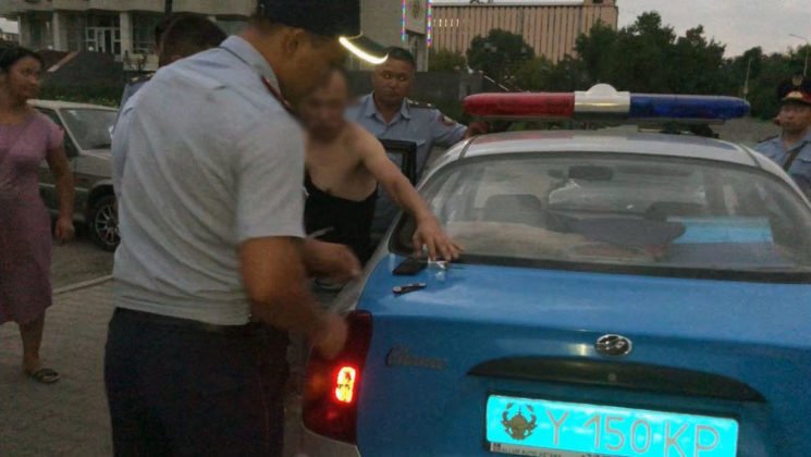 В Шымкенте гражданин Узбекистана гонялся за детьми с ножом в кармане