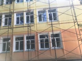 Учителей в Шымкенте заставили доделывать ремонт в школе