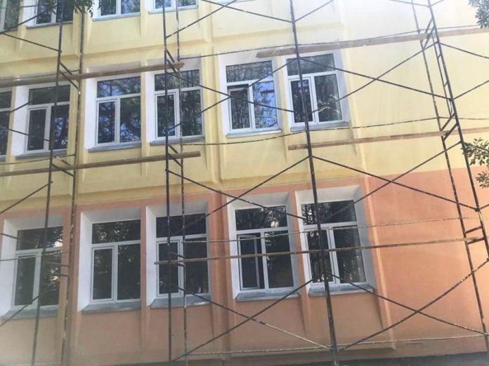 Учителей в Шымкенте заставили доделывать ремонт в школе