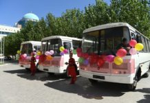 Новые автобусы подарили туркестанским школьникам