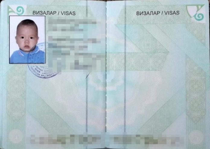 В Казахстане отменят вклеивание фото детей в паспорта родителей