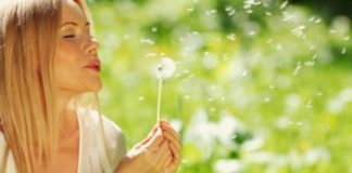 Как изменить свою жизнь в лучшую сторону девушка дует на одуванчик