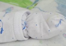 В Шымкенте фельдшеры скорой помощи приняли роды на дому Новорожденный. Ребенок