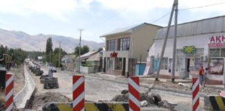 Тюлькубасские чиновники перекрыли въезд которым долгие годы пользовались жители ремонт дороги