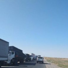 «Без воды в жару 6 дней»: казахстанские фуры стоят на границе с Узбекистаном