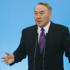 «Сидят 15 человек, тащат трое» — Назарбаев о работе госорганов