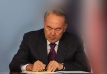 На сайте объявлений продают «автограф Назарбаева» 20-летней давности за 350 тыс тенге автограф Назарбаева