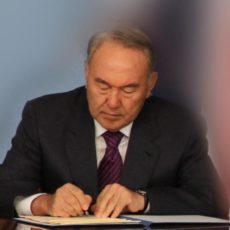 На сайте объявлений продают «автограф Назарбаева» 20-летней давности за 350 тыс тенге автограф Назарбаева
