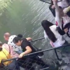 Китаец попытался сделать селфи и обрушил мост