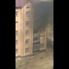 В многоэтажном жилом доме Ленгера сгорели пластиковые окна на балконе В многоэтажном жилом доме Ленгера сгорели пластиковые окна на балконе