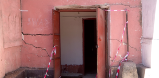 В Шымкенте эвакуировали жильцов из разваливающегося дома Трещины на стенах. Аварийным дом